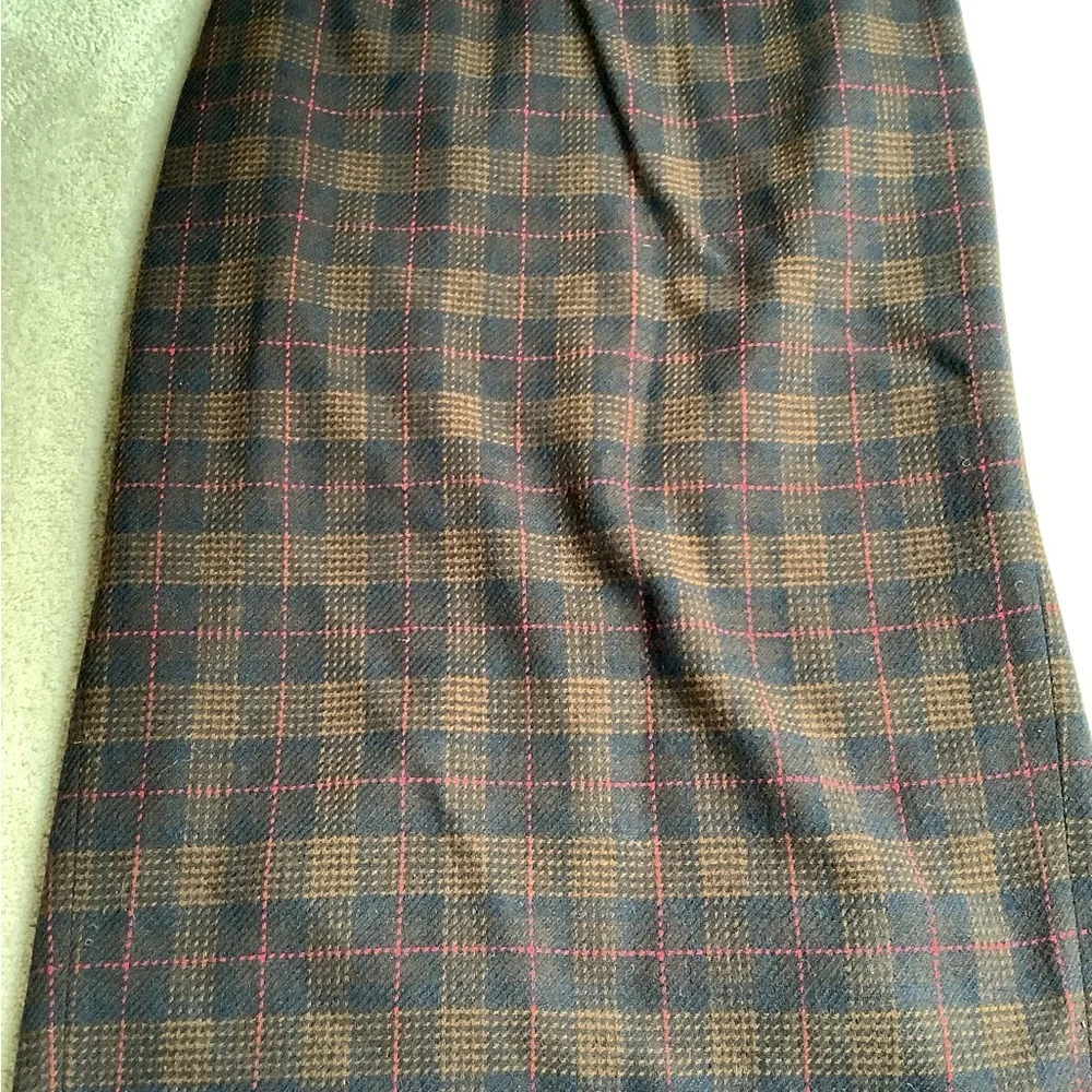 100% wool vintage Harvé Benard lined wool long pencil skirt. Vintage Sz 14